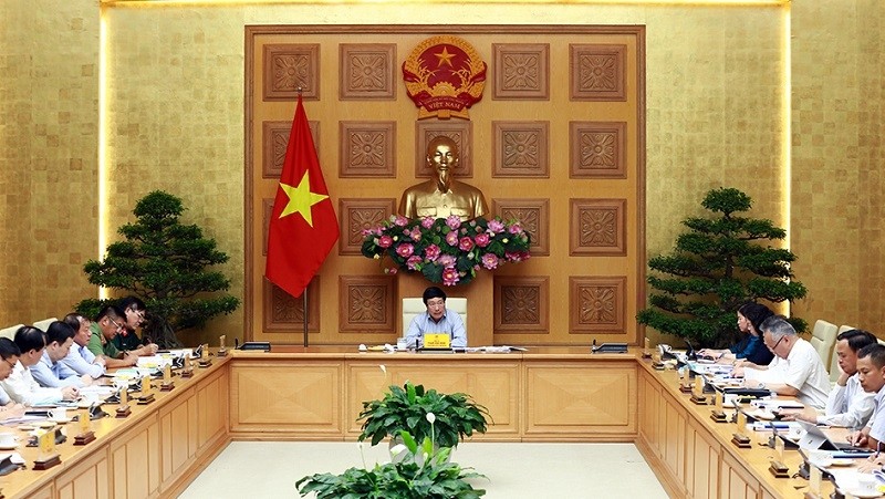 Deputy Prime Minister Pham Binh Minh (C) speaks at the meeting. (Photo: baochinhphu.vn)