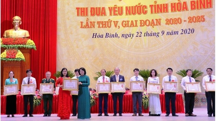 VP Dang Thi Ngoc Thinh presents Labour Order and certificates of merit to outstanding collectives and individuals at the congress.