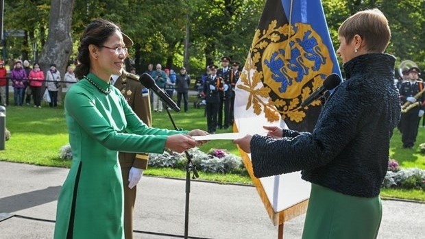 Vietnamese Ambassador to Finland and Estonia Dang Thi Hai Tam (L) presents her letter of credence to Estonian President Kersti Kaljulaid on September 22 (Photo: baoquocte.vn) 