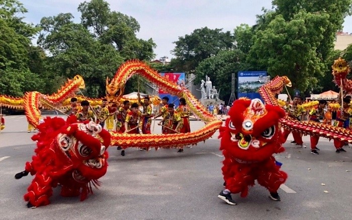 Dragon and lion dance performances in the walking space around Hanoi's Hoan Kiem Lake.