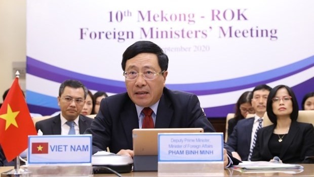 Vietnamese Deputy Prime Minister and Foreign Minister Pham Binh Minh speaks at the meeting. (Photo: VNA)