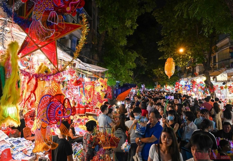 During recent weekends, the traditional Mid-autumn market stalls in Hanoi Old Quarter streets such as Hang Ma and Hang Luoc are crowded with people and visitors.