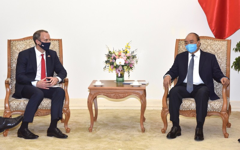 Prime Minister Nguyen Xuan Phuc (R) and UK Secretary of State for Foreign, Commonwealth and Development Affairs and First Secretary of State Dominic Raab at their meeting on September 30, 2020. (Photo: NDO/Tran Hai)