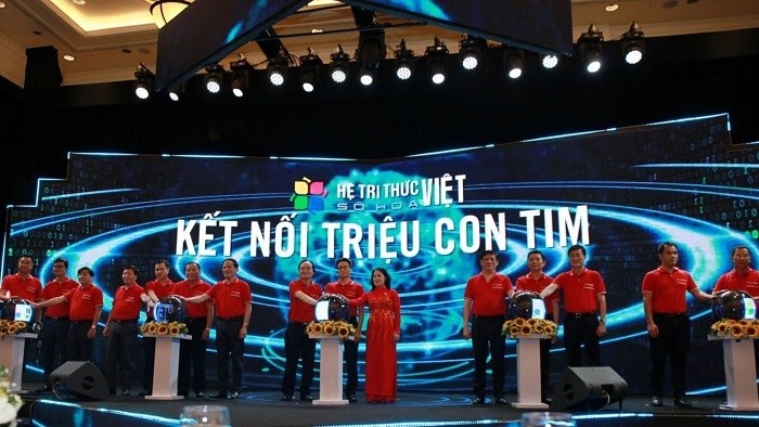 Officials and participants make officially launch the "Connecting Millions of Hearts" programme, Hanoi, October 1, 2020. (Photo: VNA)