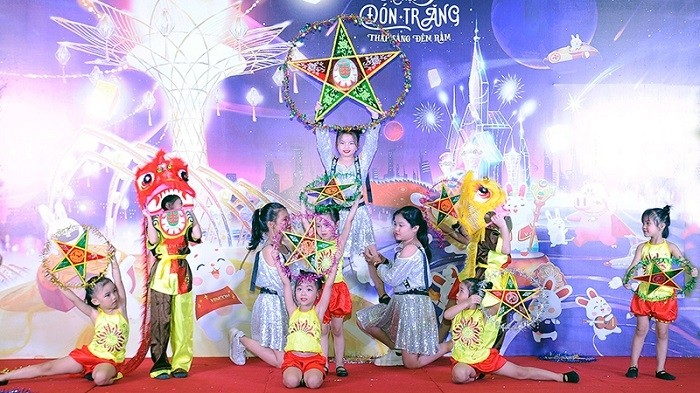 A children’s performance at a Mid-Autumn Festival celebration in Hanoi’s Hoang Mai District (Photo: NDO/Nguyen Dang)
