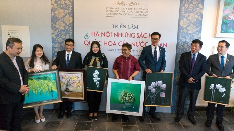 The organisers present national flower paintings to representatives of ASEAN member countries in Vietnam.