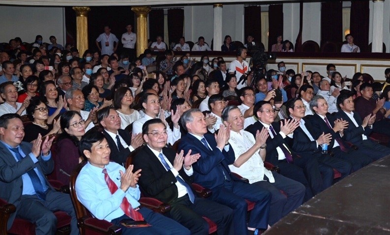 Leaders of the Party and State; leaders of Hanoi, Hue and Ho Chi Minh City and a large audience attended the programme.