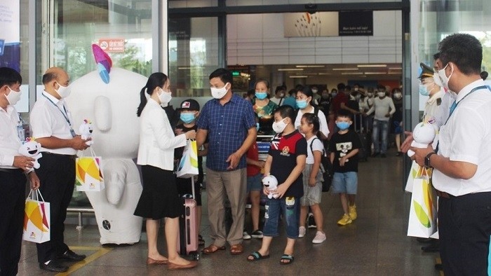 Representatives of Da Nang's tourism sector welcome the first tourists to the city after the pandemic has been brought under control. (Photo: VGP)