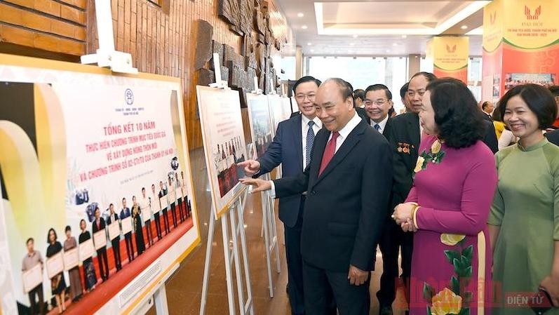 Prime Minister Nguyen Xuan Phuc and Hanoi city’s leaders visit an exhibition on Hanoi’s patriotic emulation movements for the 2015-2020 period. (Photo: NDO/Duy Linh)