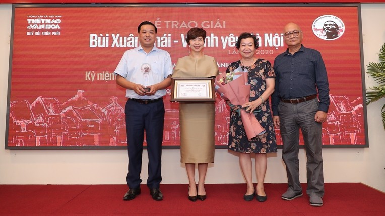 The Job Prize presented to the group of authors of the Phuc Tan public art project.