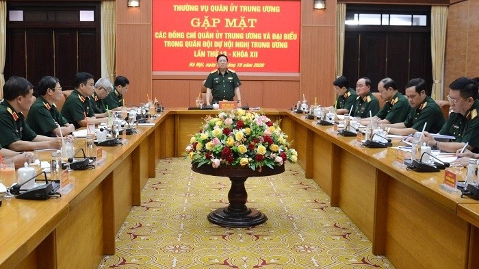 Politburo member, Deputy Secretary of the Central Military Commission, and Minister of National Defence, General Ngo Xuan Lich (standing) speaks at the meeting. (Photo: qdnd.vn)