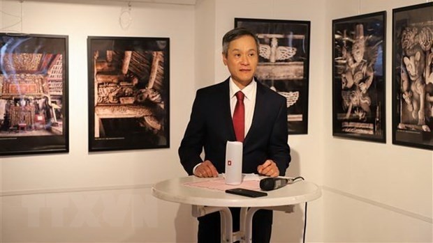 Vietnamese Ambassador to Germany Nguyen Minh Vu speaking at the exhibition. (Photo: VNA)