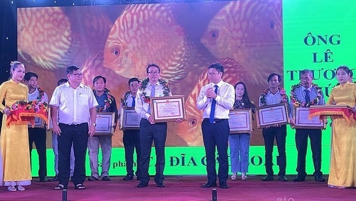 The Ho Chi Minh City Farmers’ Association and the municipal Department of Agriculture and Rural Development also held a ceremony to honour Ho Chi Minh City's typical agricultural products in 2019. (Photo:congthuong.vn)