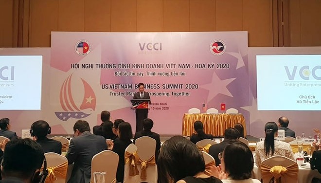 VCCI Chairman Vu Tien Loc speaks at the summit. (Photo: HNM)