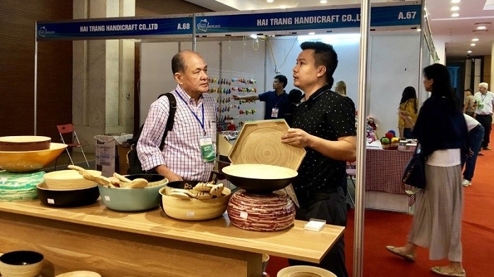 International visitors tour pavilions at the 2019 Hanoi Gift Show. (Photo: NDO/Nguyen Trang)