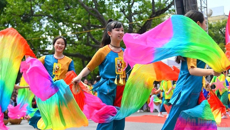 Pedestrian streets around Hoan Kiem lake bustle with youth dance festival 
