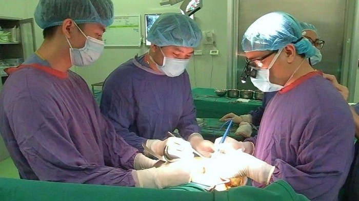 Doctors at Viet Duc Hospital perform the hospital’s 1,000th kidney transplant.