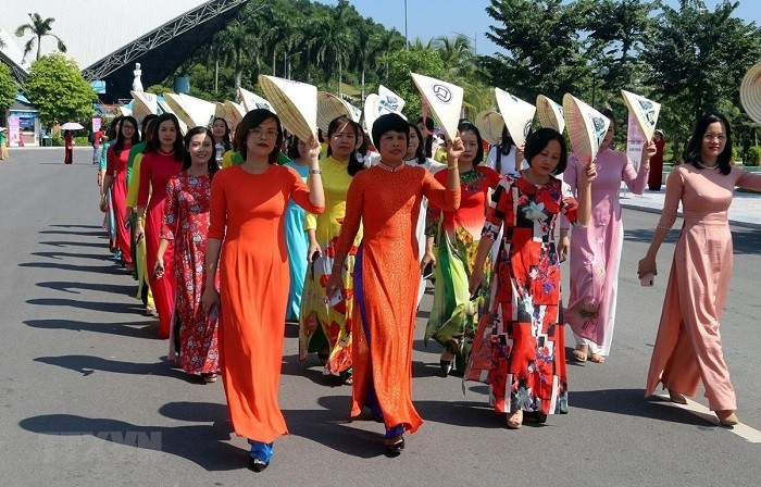 An Ao Dai performance by members of the Women's Union in Ha Long City. (Photo: VNA)