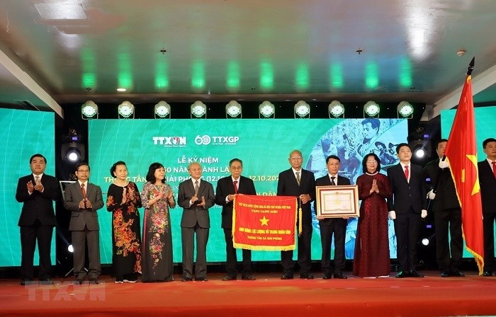 Vice President Dang Thi Ngoc Thinh (fourth from right) presents the title “Hero of the People’s Armed Forces” to the Liberation News Agency. (Photo: VNA)