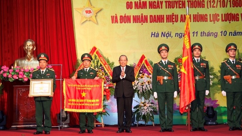 Deputy PM Truong Hoa Binh presents the title "Hero of the People's Armed Forces" to the Institute of Military Science and Technology. 