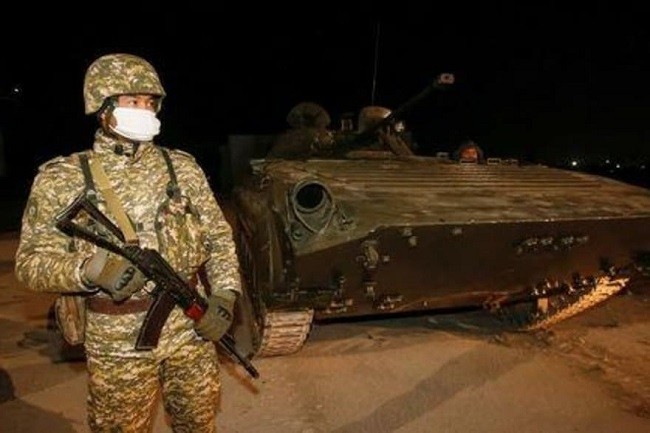 A member of Kyrgyz armed forces guards during a curfew after President Sooronbai Jeenbekov declared a state of emergency in the capital and ordered troops to be deployed there, in Bishkek, Kyrgyzstan October 10, 2020. (File photo: Reuters)