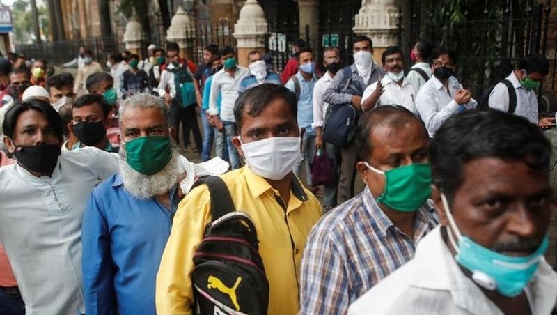 People wait in line to board a bus amidst the spread of the coronavirus disease (COVID-19) in Mumbai, India, September 16, 2020. (Photo: Reuters)