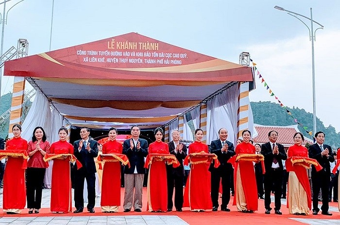 Prime Minister Nguyen Xuan Phuc (fifth from right) and delegates cut the ribbon to inaugurate the roadway to the Cao Quy pile yard and its conservation area in Thuy Nguyen District, Hai Phong City.