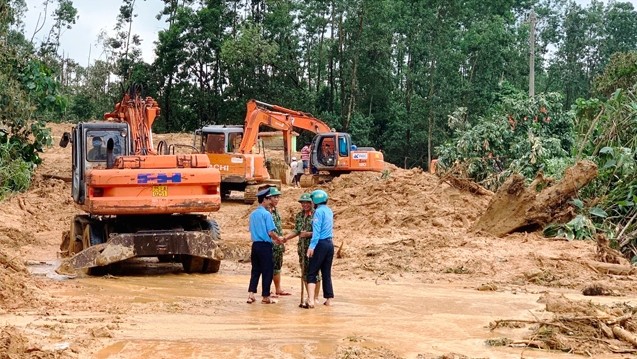 The rescue team clear the landslides from the road leading to the Rao Trang 3 hydropower plant. (Photo: NDO/Nguyen Cong Hau)