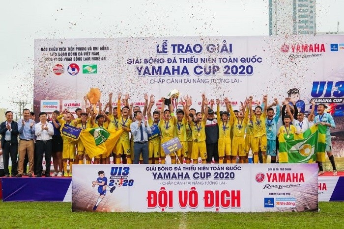 Song Lam Nghe An players celebrate their trophy. (Photo: VFF)