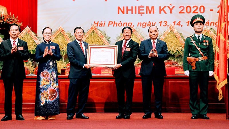 Prime Minister Nguyen Xuan Phuc (fifth from left) presents the Ho Chi Minh Order to the Party Organisation, authorities, and people of Hai Phong city. (Photo: NDO/ Ngo Quang Dung)