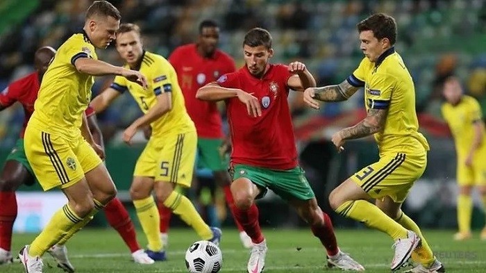 Sweden's Viktor Claesson and Victor Lindelof in action with Portugal's Ruben Dias. (Photo: Reuters)