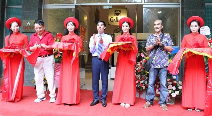 Delegates cut the ribbon to open the exhibition. (Photo: baoquangninh.com.vn)