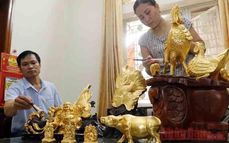 Gold-laminated products at artisan Nguyen Van Hiep’s workshop 