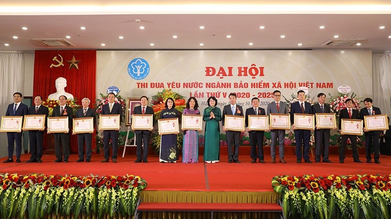 VP Dang Thi Ngoc Thinh presents Labour Order and certificates of merit to outstanding collectives and individuals at the congress. (Photo: VSS)