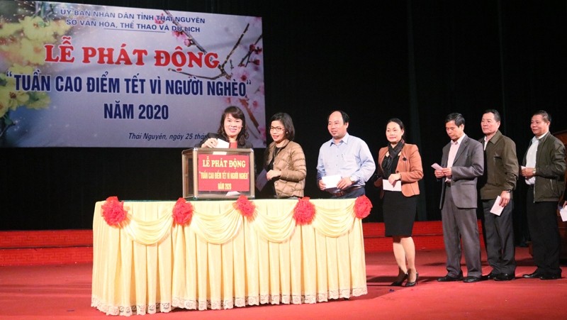 At a ceremony to raise fund for the poor in Thai Nguyen province. (Illustrative image)