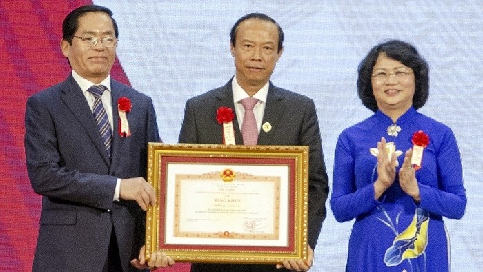 Vice President Dang Thi Ngoc Thinh (third from left) presents Government's certificate of merit to leaders of Ba Ria - Vung Tau province (Photo: baobariavungtau.com.vn)