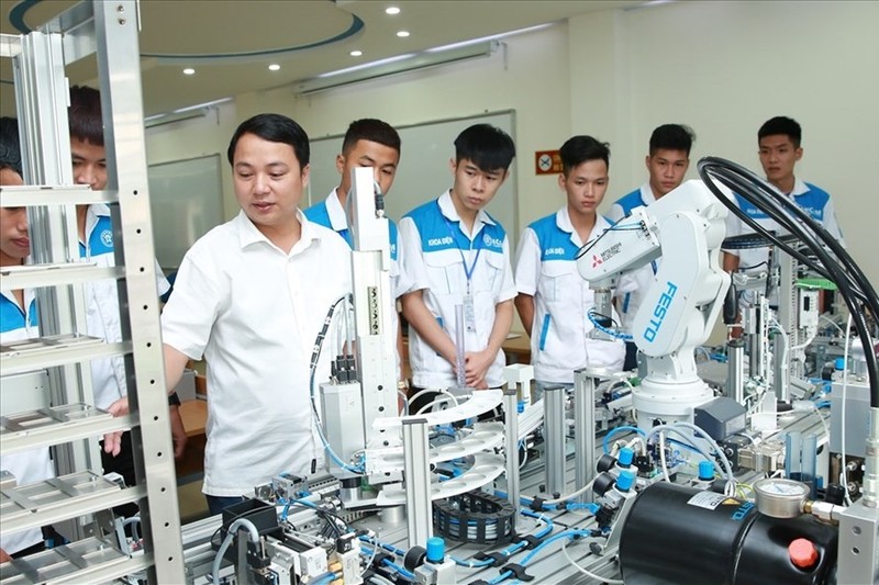 Trainees at Hanoi Electromechanical Vocational Training College in a practical lesson at the 4.0 Industry Room. (Photo: laodong.vn)