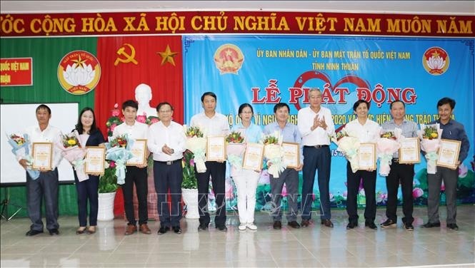 Ninh Thuan provincial leaders receive donations from benefactors to the province's Fund for the Poor at the ceremony. (Photo: VNA)
