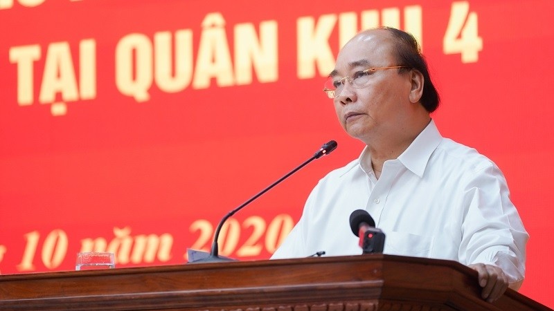 PM Nguyen Xuan Phuc offers his condolences to the families of the perished officers. (Photo: VGP)