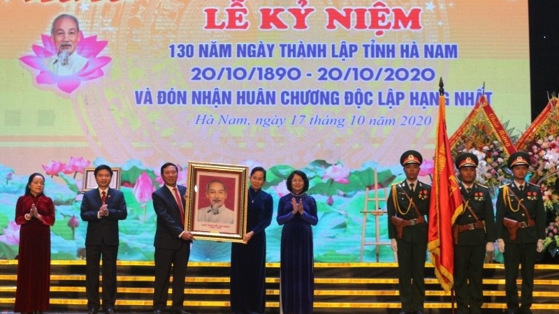Vice President Dang Thi Ngoc Thinh (fifth from left) awards Independence Order, first class to the provincial Party Committee, authorities and people at the ceremony 