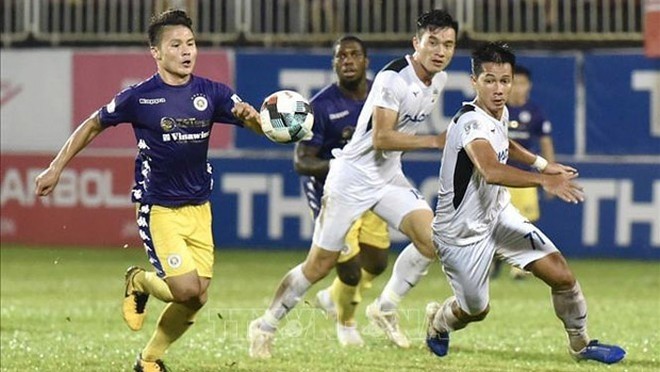 Hanoi FC's midfielder Nguyen Quang Hai (L) in action during their match against Hoang Anh Gia Lai.