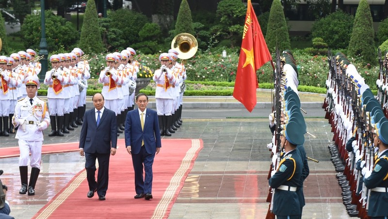 Japanese Prime Minister Suga Yoshihide welcomed in Hanoi. (Photo: Tran Hai/NDO)