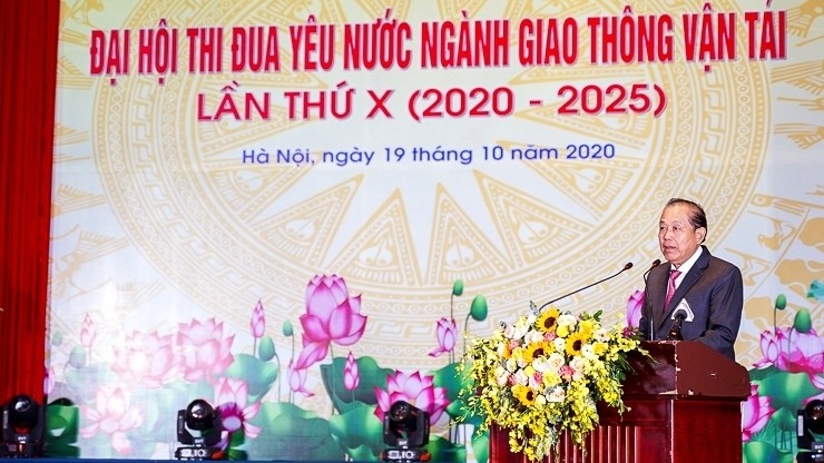 Deputy PM Truong Hoa Binh at the Ministry of Transport's patriotic emulation congress.