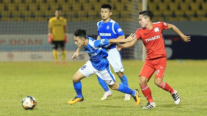 Quang Ninh Coal (in blue) had an important win over Hoang Anh Gia Lai on Tuesday (Oct 20), raising hopes for an exciting title race in the V.League 2020. (Photo: vpf.vn)