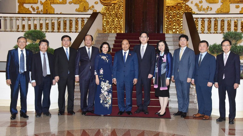 Prime Minister Nguyen Xuan Phuc and Vice Chairman of Samsung Electronics Lee Jae-yong among other delegates (Photo: NDO)