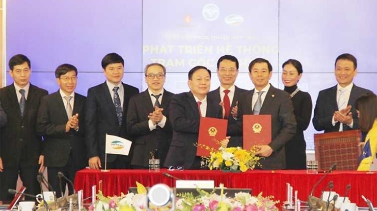 Leaders of Viettel and VinGroup sign a cooperation agreement to develop a "Make in Vietnam" 5G broadcast station in the presence of Minister Nguyen Manh Hung.