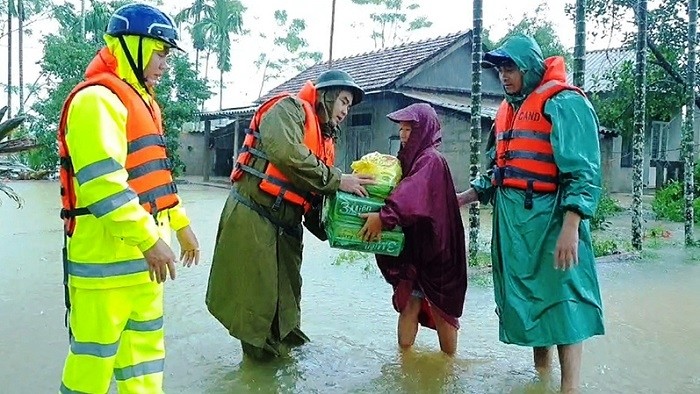 Thua Thien Hue Province's police force present gifts to local people in deeply flooded areas. (Photo: NDO)