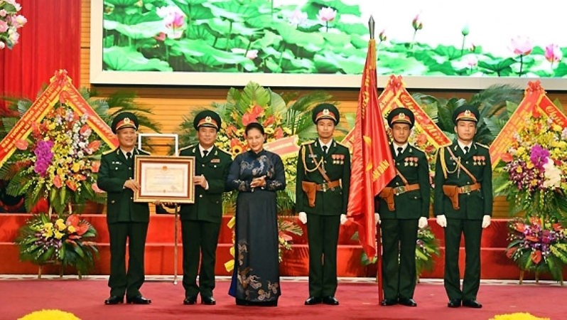 National Assembly Chairwoman Nguyen Thi Kim Ngan presents the Independence Order to the People's Army Newspaper.