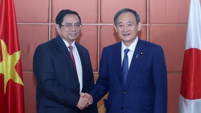 Politburo member Pham Minh Chinh (L) and visiting Japanese Prime Minister Suga Yoshihide. (Photo: VNA)