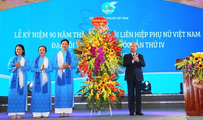 Politburo member Tran Quoc Vuong (R) and leaders of Vietnam Women's Union (Photo: hoilhpn.org.vn)